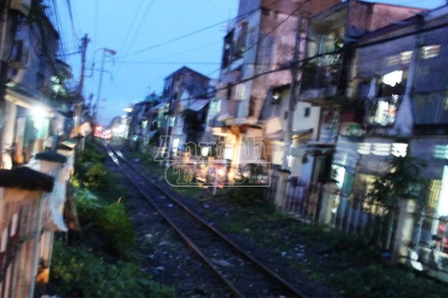 Hy hữu, bé gái 12 tuổi thoát chết khi bị tàu hỏa "húc" bay nhiều mét