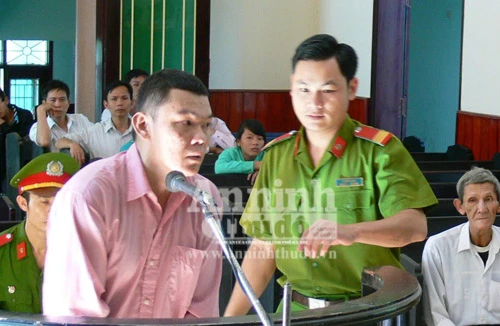 Con quấy giấc ngủ trưa, cha rút dao đâm liền mấy nhát