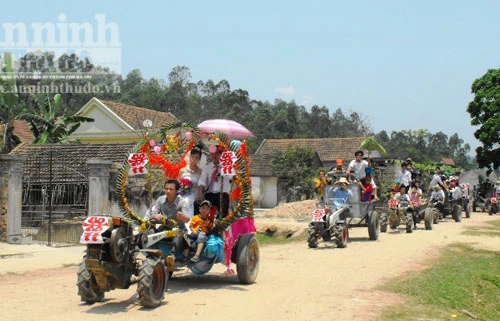 Đám cưới “độc”, rước dâu bằng 12 “siêu xe” công nông càng