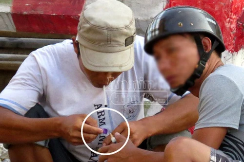 "Đột nhập" tụ điểm "chơi" ma tuý công khai ở cầu Tam Bạc
