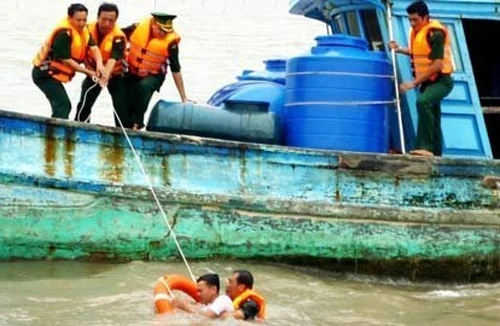 5 người Philipines gặp nạn trên biển đã về đến Khánh Hòa