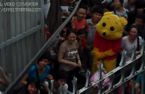 Màn tỏ tình thất bại của anh chàng "đội lốt" gấu Pooh