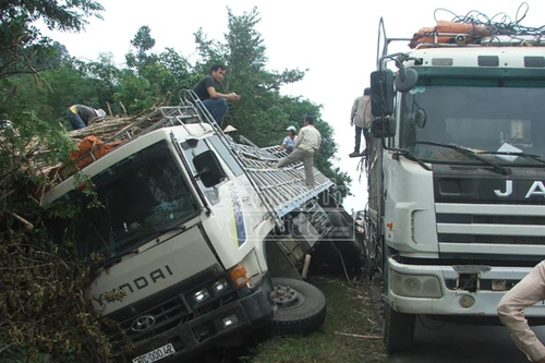 Mất lái, xe ô tô tải lao thẳng xuống mương nước