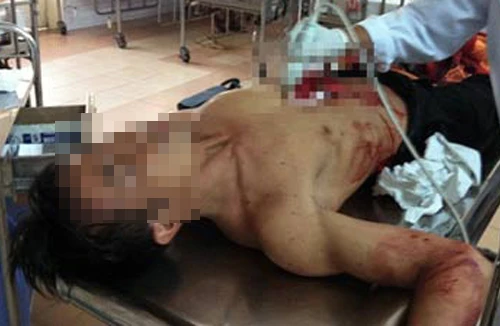 Xông vào giữa cửa hàng, đâm chết người