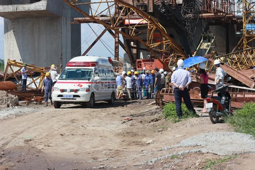 Sập cần cẩu tháp, 6 người thương vong