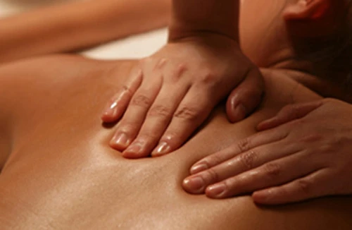 Bắt quả tang nhân viên mát xa Chợt Nhớ kích dục cho khách