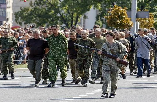 Mặc Kiev tiếp tục pháo kích, Donetsk vẫn trao trả hàng trăm tù binh Ukraine
