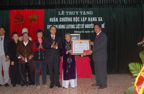 Truy tặng Anh hùng LLVT, liệt sĩ Nguyễn Đình Bể Huân chương Độc lập hạng Ba