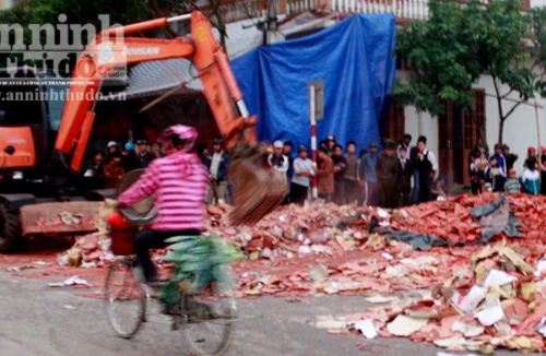 Xe chở gạch lật nhào đè chết 2 chị em, 2 người nguy kịch