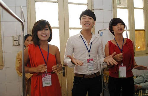 Mang âm nhạc và máu đến Viện Huyết học - Truyền máu Trung ương