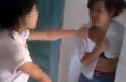 Phẫn nộ xem clip nữ sinh lớp 9 bị làm nhục ngay tại trường học