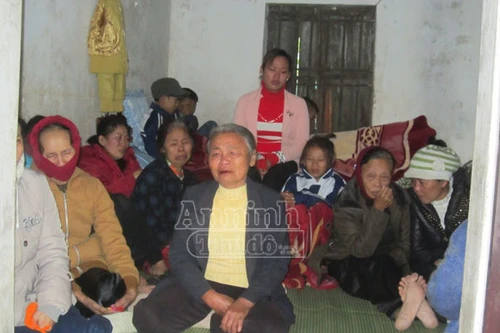 Sóng đánh chìm tàu, 10 ngư dân mất tích