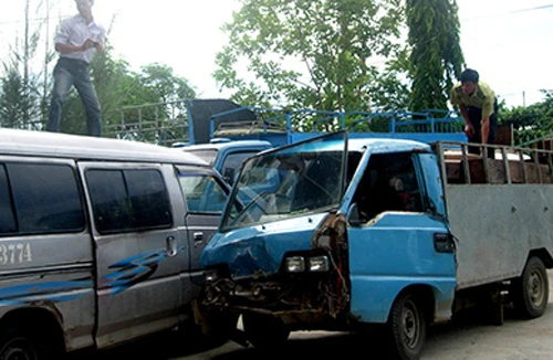 Tài xế hung hãn đâm kiểm lâm, kéo lê chiếc xe máy đi hơn 10km