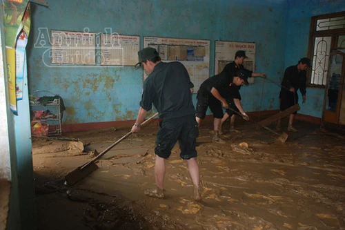 Giáo viên vùng lũ nào dám mơ hoa ngày 20-11