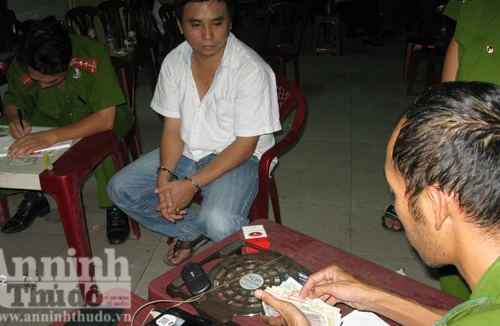 Phá ổ cá độ núp bóng quán cà phê