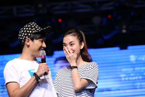 Trấn Thành bị fan "ép" giới thiệu bạn gái hotgirl