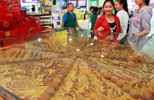 Xuất hiện bánh Trung thu nặng hơn tấn, giá 88 triệu đồng