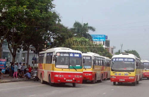 Tranh giành tuyến, xe buýt đỗ tràn đường gây ách tắc