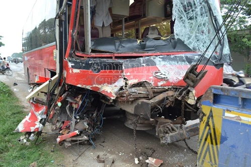 Xe khách nát bét đầu sau cú đâm trực diện vào xe tải