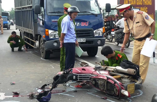Ô tô tải va chạm với xe máy, 3 người tử vong