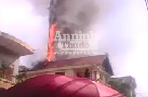 Bén lửa, cột thu phát sóng đổ ập vào nhà dân