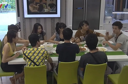 Hotboy Huỳnh Anh văng tục, dọa đánh bạn chung nhà