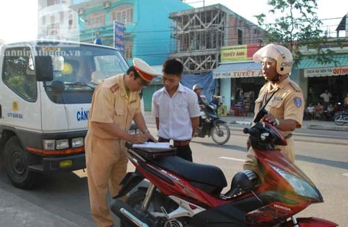 Tái diễn tình trạng học sinh đi xe máy đến trường