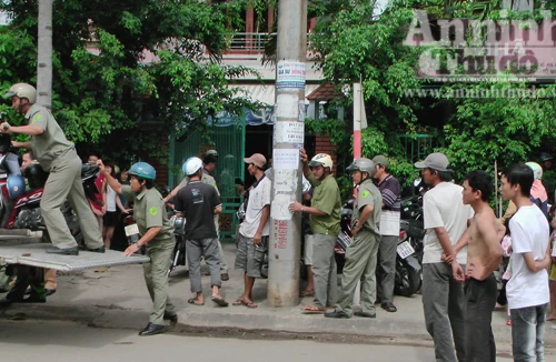 “Đánh úp” ổ bạc với nhiều sòng bài