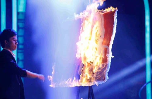 Huy Tuấn bị thí sinh châm lửa, "đốt" trên sân khấu