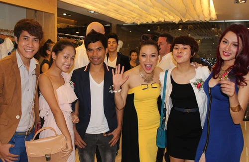 Mỹ Tâm rạng rỡ ra mắt thương hiệu thời trang mới