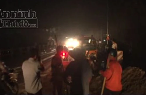 Sập mố cầu, hàng nghìn phương tiện giao thông bị ách tắc