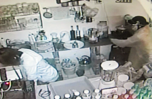 Đột nhập nhà hàng xóm trộm điện thoại di động