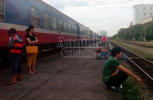 Ô tô tải lật ngang đường ray, gần nghìn hành khách "nóng ruột" chờ tàu