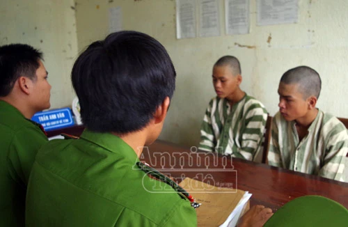 Thiếu tiền tiêu xài, 2 nam thanh niên rủ nhau đi cướp giật