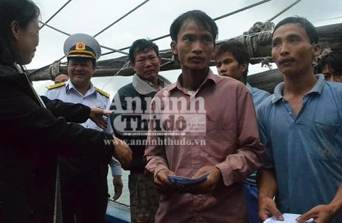 Tàu HQ 629 cứu được tàu cá cùng 7 ngư dân bị nạn trên biển 