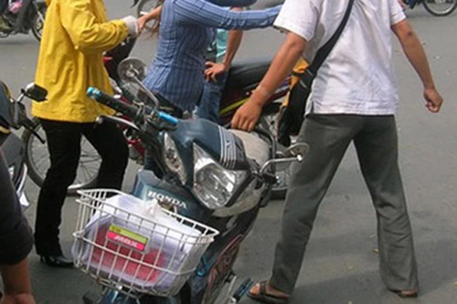 Ngang nhiên chặn cướp xe đạp điện giữa ngã tư