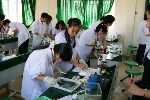 Bị axit văng vào mắt, 1 sinh viên nhập viện