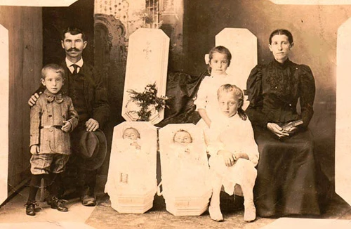 Kỳ quái tục "đeo chuông" cho xác chết