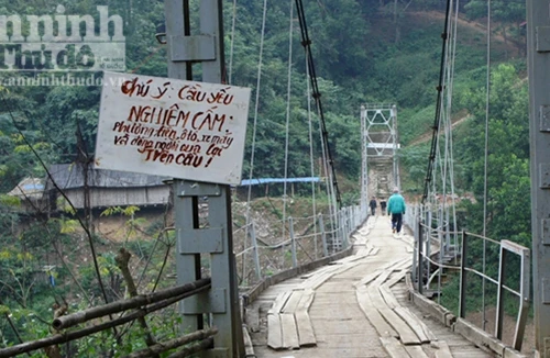 Núi lở giữa con dông khiến 3 nhà dân bị vùi lấp