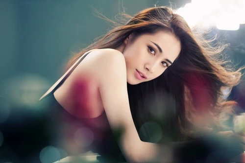 Thủy Tiên tung bộ ảnh mới lôi cuốn và quyến rũ 