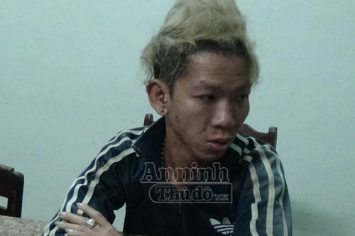 Rượu say, 3 "Chí Phèo" nằm lăn giữa đường, chặn ô tô "bắt vạ"