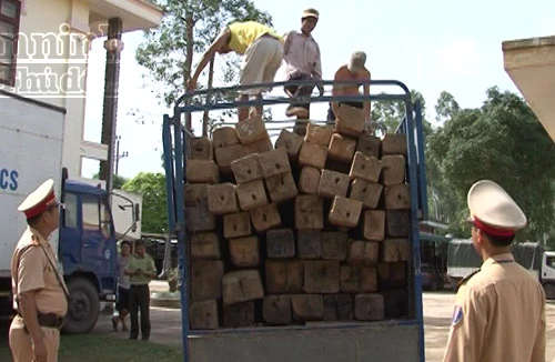 Quảng Bình: CSGT phát hiện và thu giữ hơn 6m3 gỗ lậu 