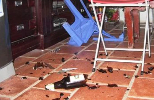 Xích mích trong lúc uống cả phê, xử nhau bằng vỏ chai