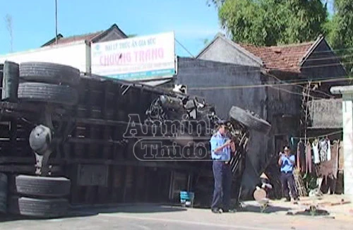 Húc xe công nông gãy làm đôi, ô tô tải cũng lật nhào