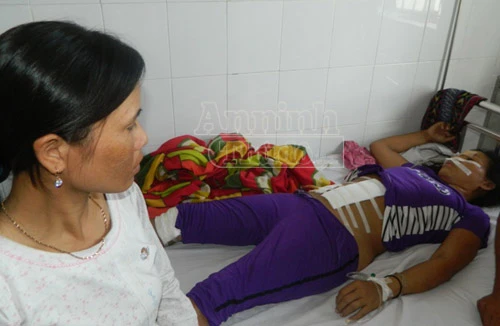 Đầu đạn "cục sắt" phát nổ, 6 người nhập viện cấp cứu