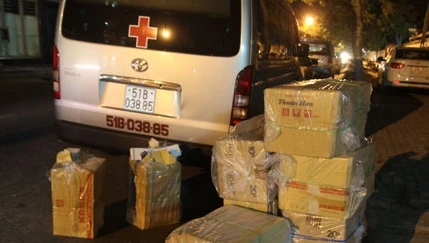 Giả xe cấp cứu vận chuyển thuốc lá lậu