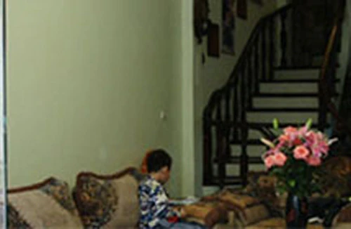 Xông vào nhà cướp giật iPad của cháu bé 2 tuổi