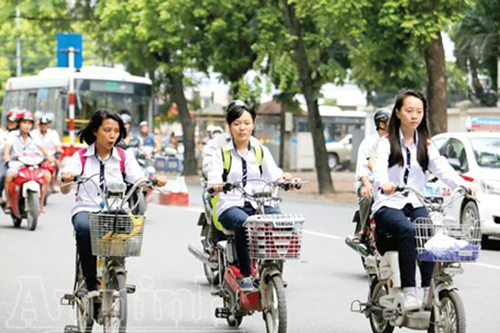 Học sinh "quên" đội mũ bảo hiểm: Chúng em sẽ đội ngay