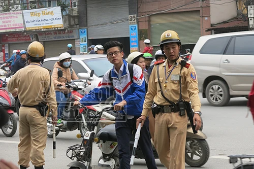 Không đội mũ bảo hiểm: Vi phạm chủ yếu là học sinh đi xe đạp điện