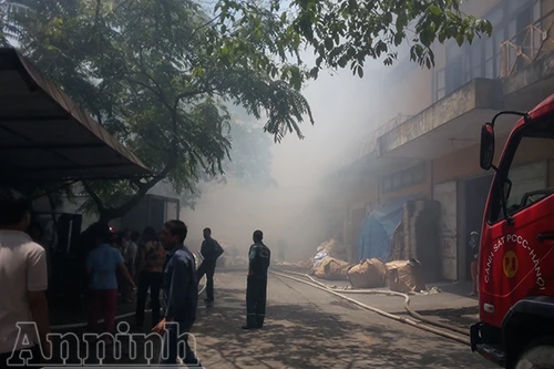 Dập tắt cháy lớn tại kho hàng Công ty cổ phần in Thống Nhất